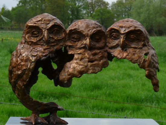 Vicini-dicht bij elkaar is een bronzen beeld van drie jonge bosuilen.| bronzen beelden en tuinbeelden van Jeanette Jansen |